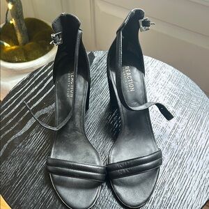 Kenneth Cole Reaction Black Sleek Heels with Back Zipper